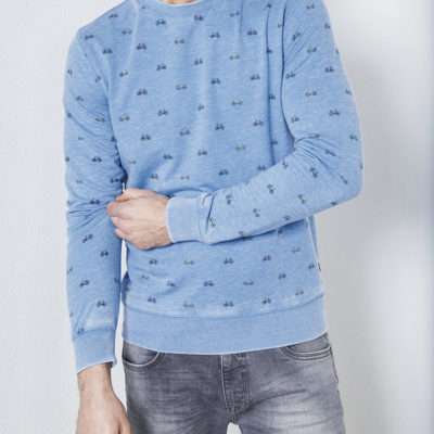 Voor iedereen die wel van een grapje in zijn outfit houdt: deze sweater is precies waar je naar op zoek bent. Hij is gemaakt van een gave stof met vintage wassing en heeft een all over print met kleine fietsjes.